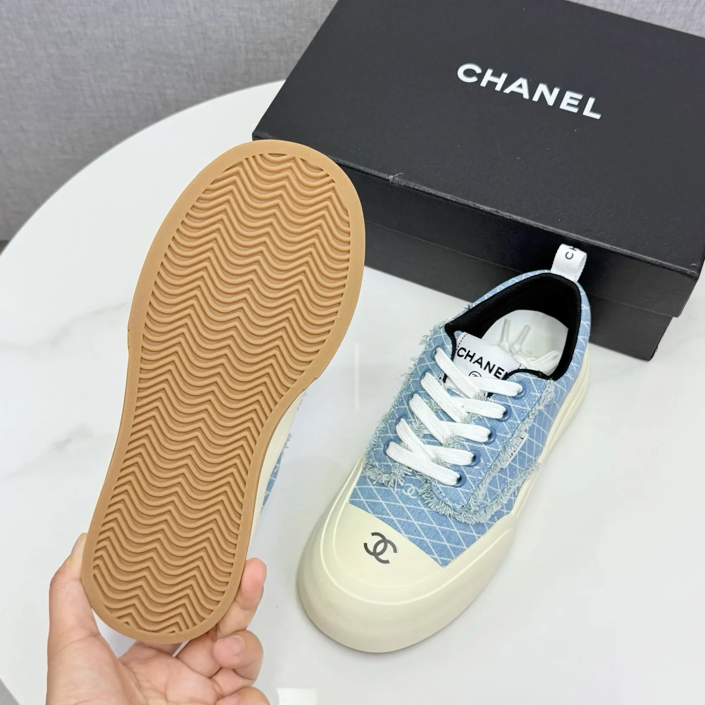 👟👟Ex-factory price 600👟👟Chanel Panda Shoes! 2025 counter's top casual sports shoes, this classic design; the upper is in the style of electric embroidery with various techniques; the outsole is fashionable and sporty; the unusual inclusion of a variety of color matching elements... The diversified mix and match is very good-looking and versatile, and can be used for leisure, fashion, sports, and outdoor... ꫛꫀꪝ Go➫ Materials: ❶Upper made of: original imported first-layer silk cowhide + original version waterproof cloth + original first-layer cowhide ❷Inner lining: Original Yangli+wang ❸ Outsole based on: Original TPU combination outsole Counter boutique packaging complete set for women 35–41